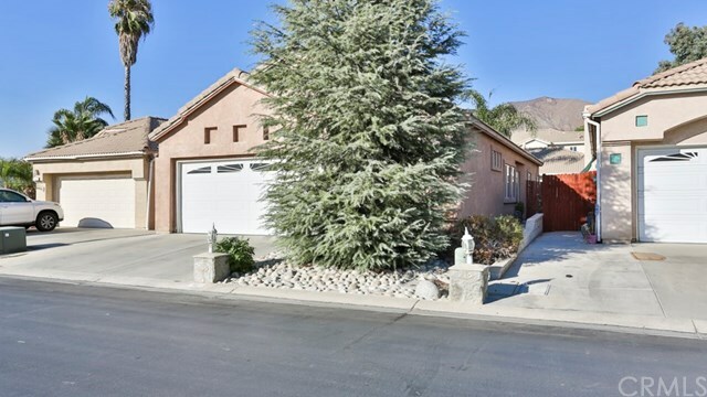 Property Photo: 565 Berkshire Lane CA 92583