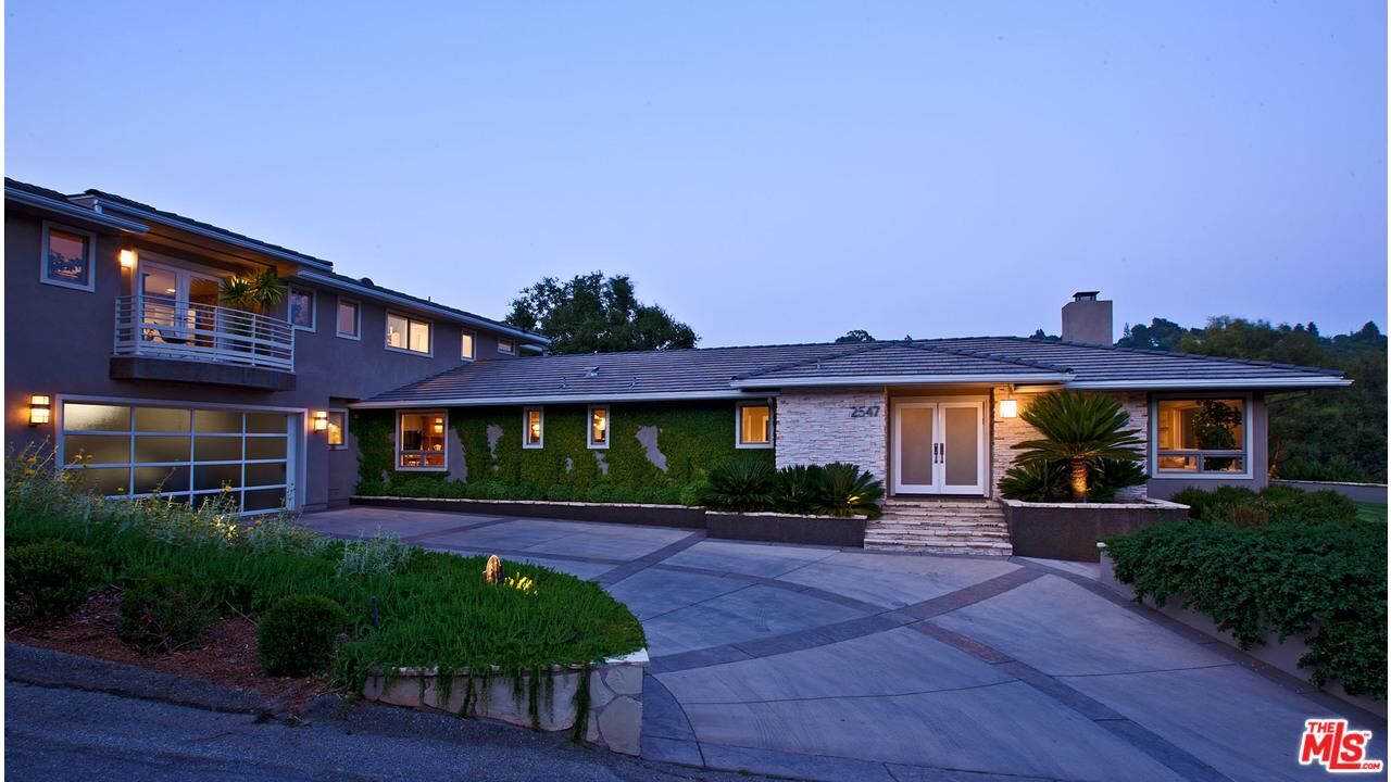 Property Photo:  2547 Hutton Dr  CA 90210 