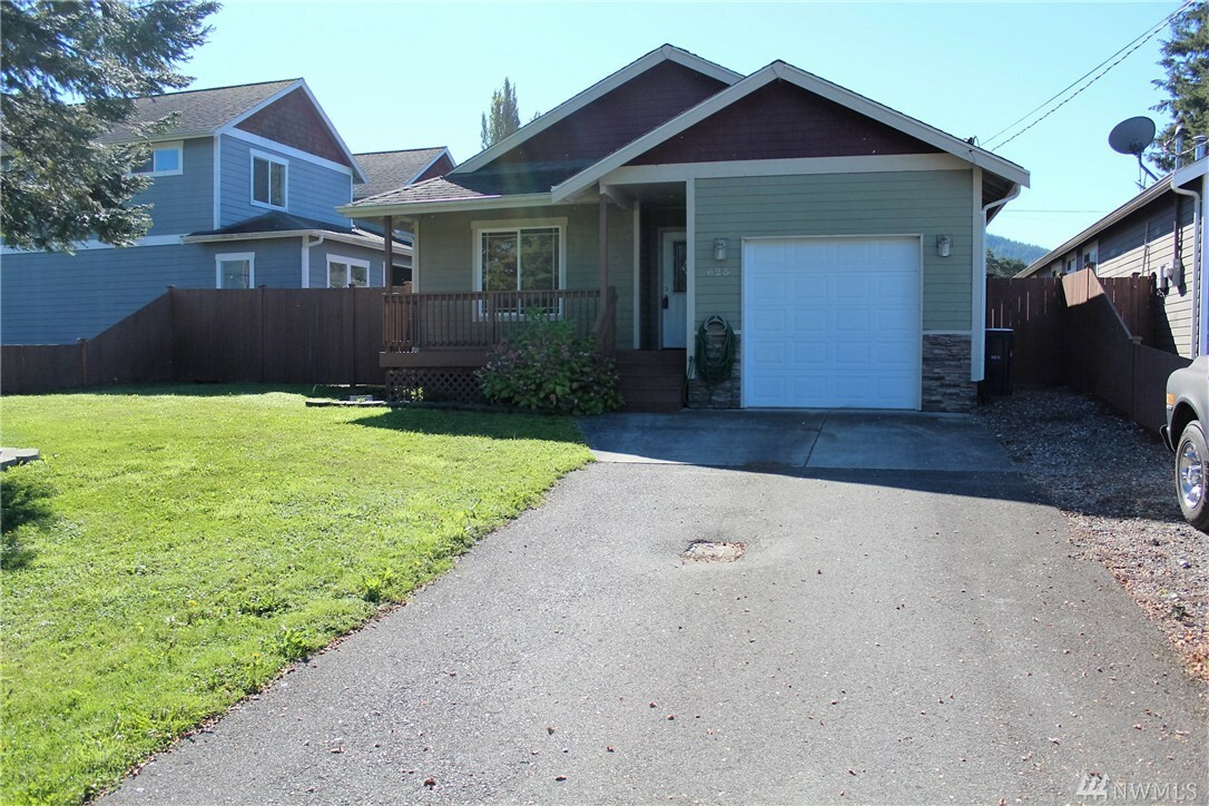 Property Photo:  625 Alexander St  WA 98284 