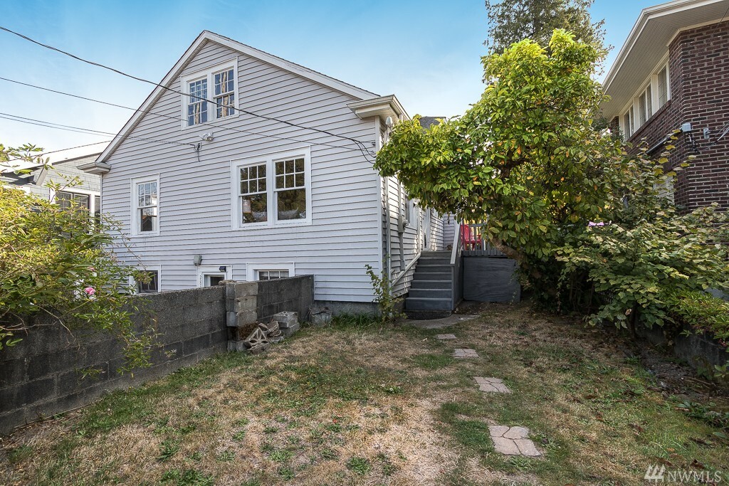 Property Photo:  2809 Montlake Blvd E  WA 98112 