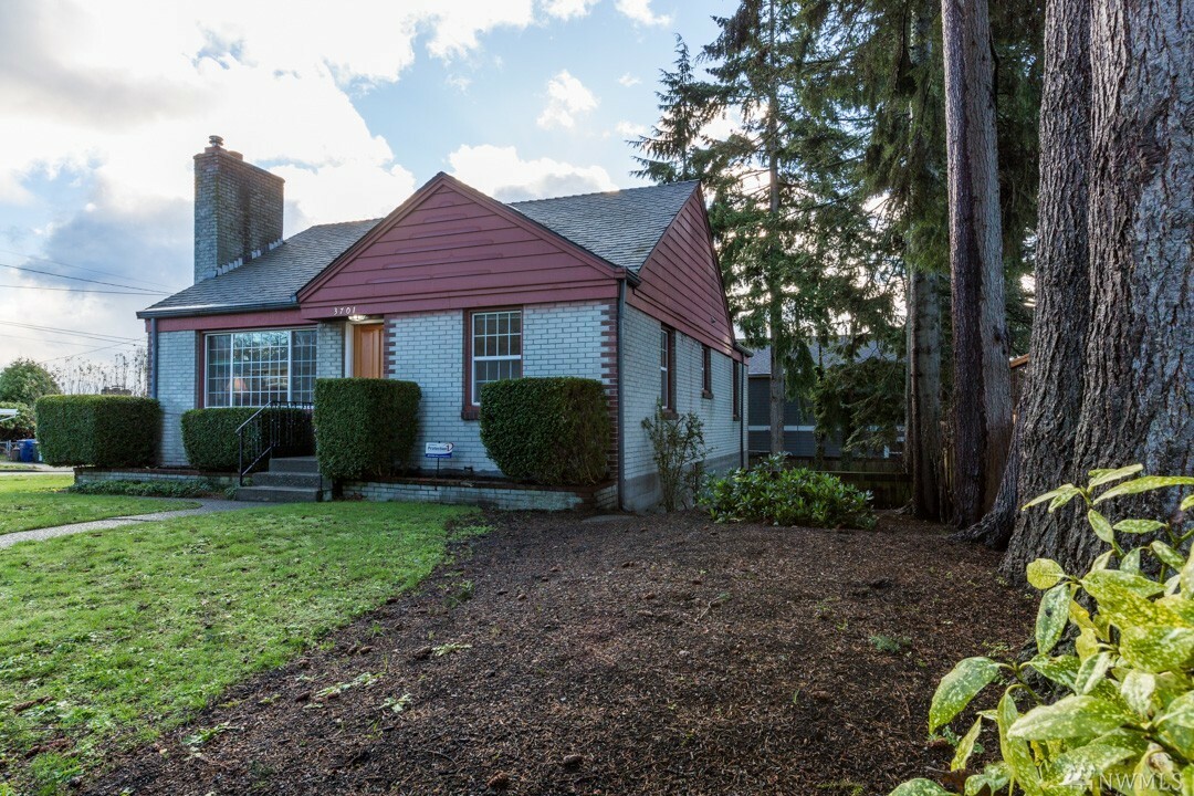 Property Photo:  3701 SW Henderson St  WA 98126 