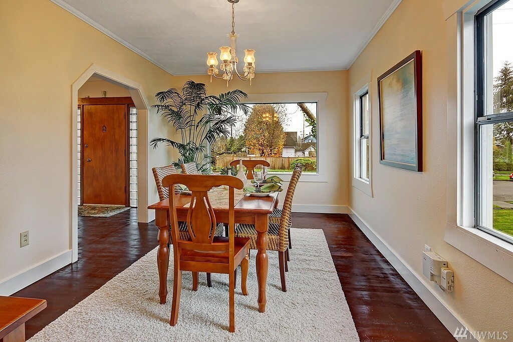 Property Photo: 2302 Pine St WA 98201
