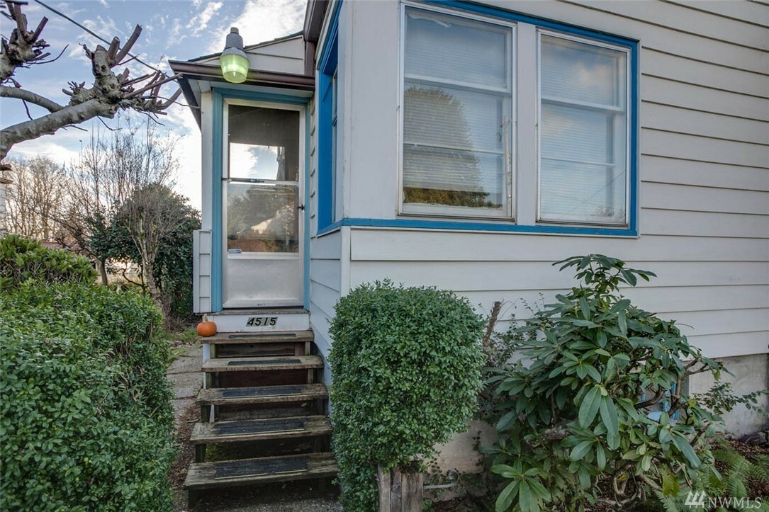 Property Photo:  4515 S Willow St  WA 98118 