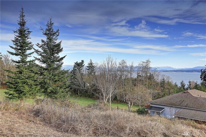 Property Photo: 1008 Fisher King Wy WA 98282