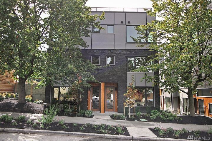 4270 SW Bradford St  Seattle WA 98116 photo