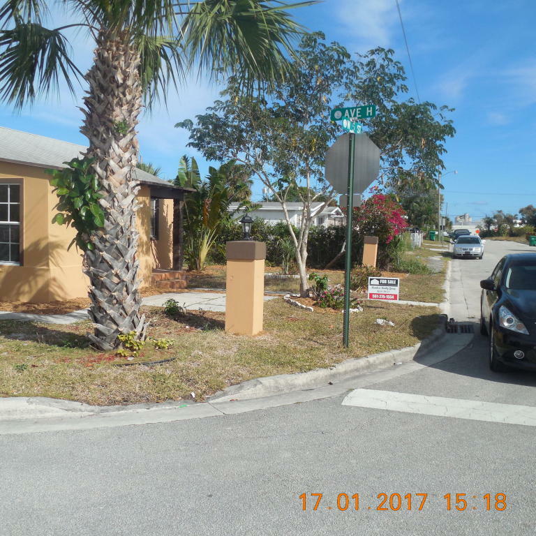 Property Photo:  664 W 5th Street  FL 33404 