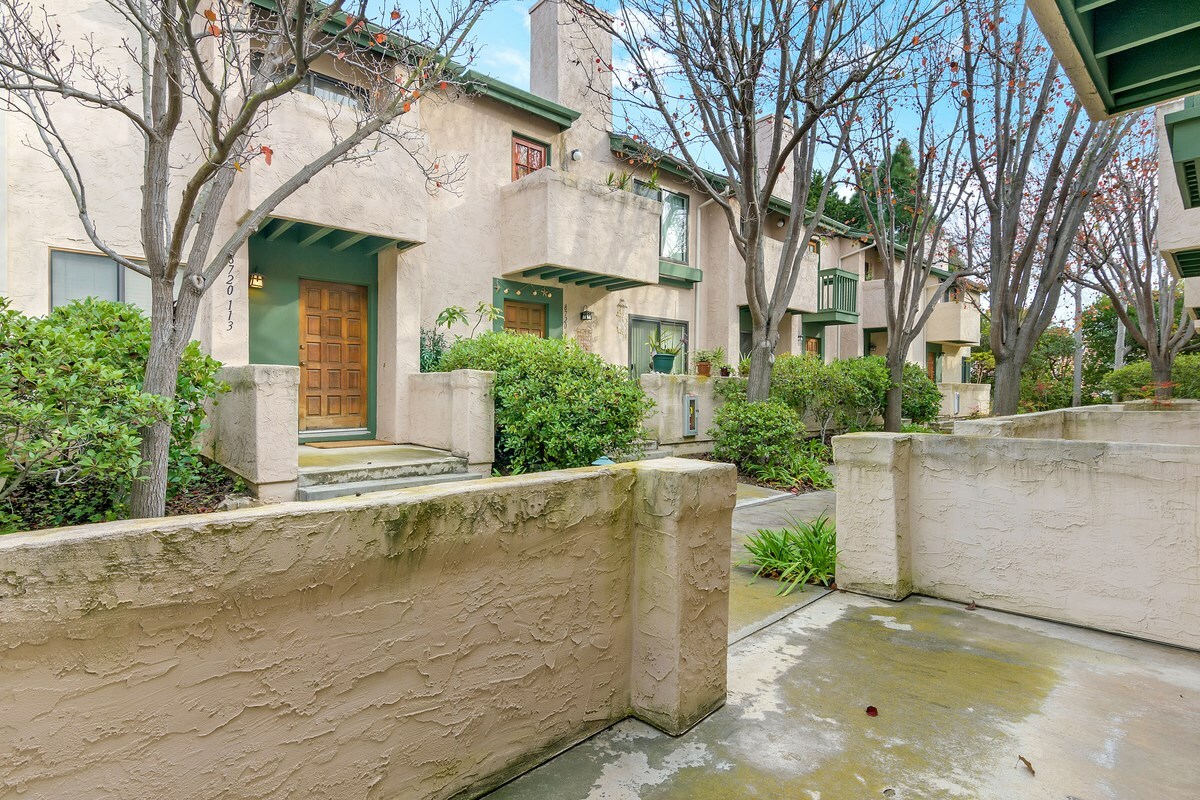 Property Photo:  8722 Villa La Jolla Dr 104  CA 92037 