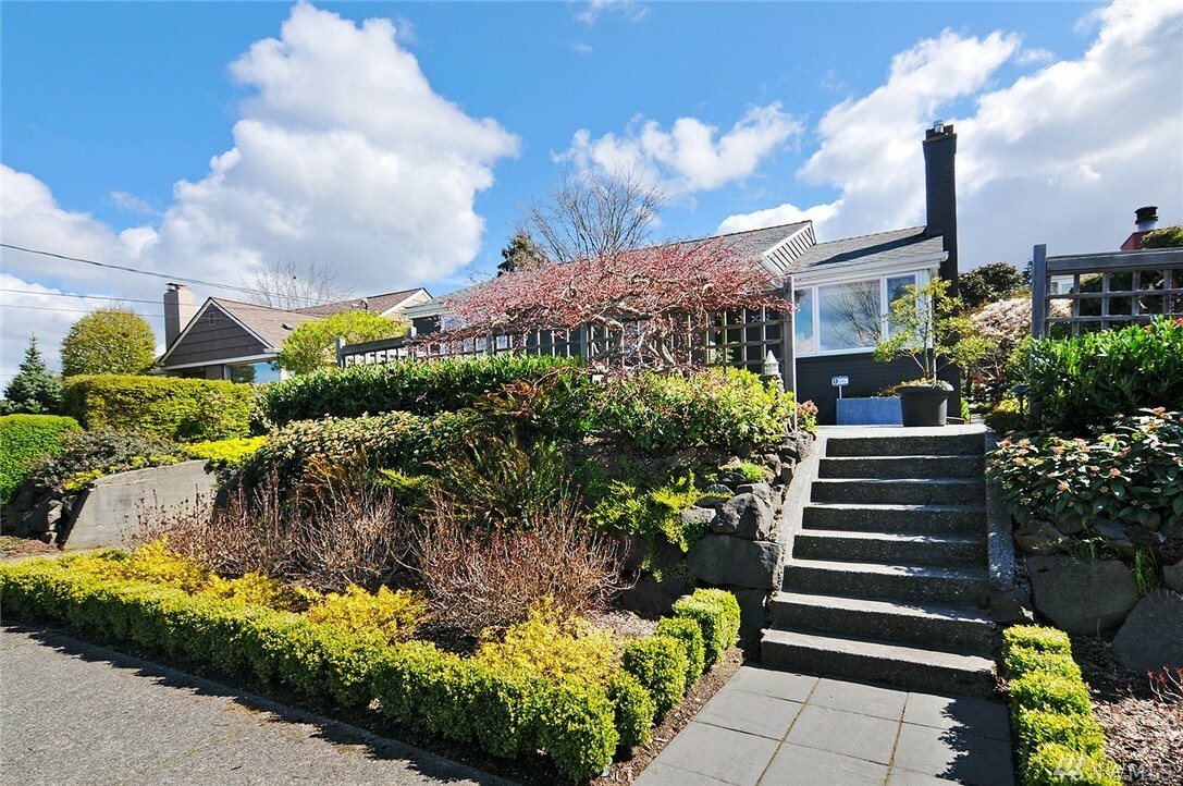 Property Photo: 3032 13th Ave W WA 98119