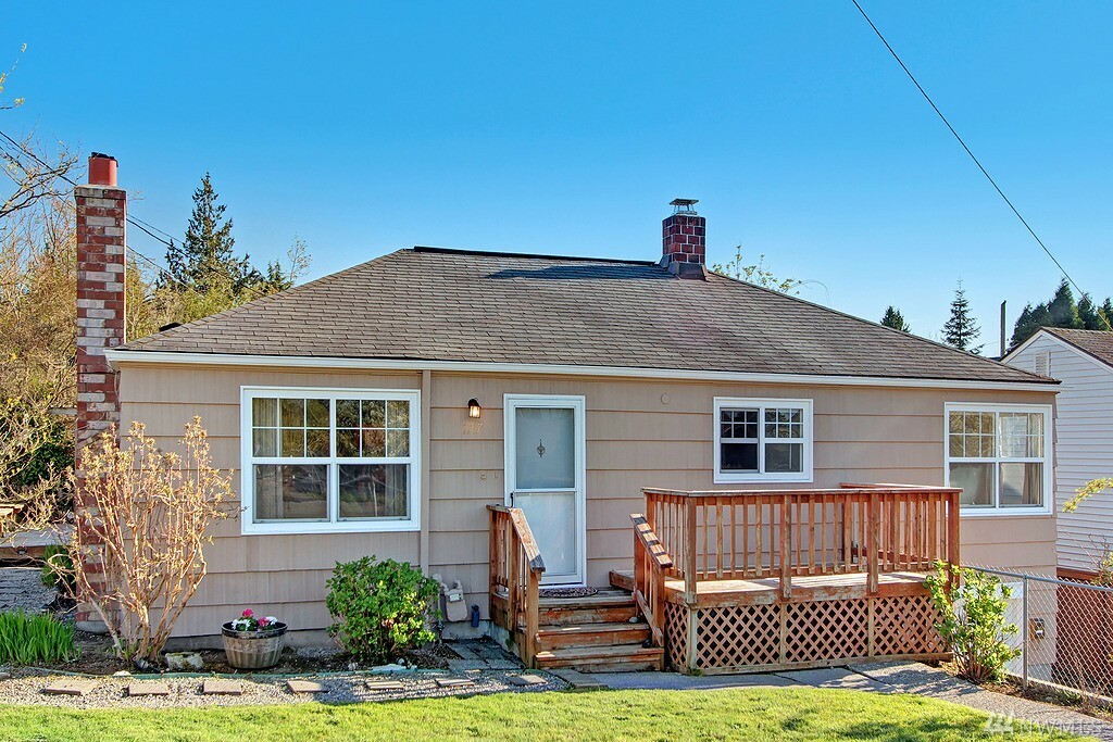 Property Photo:  1717 SW Cloverdale St  WA 98106 