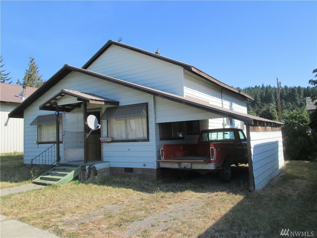 Property Photo:  301 N 2nd St  WA 98941 