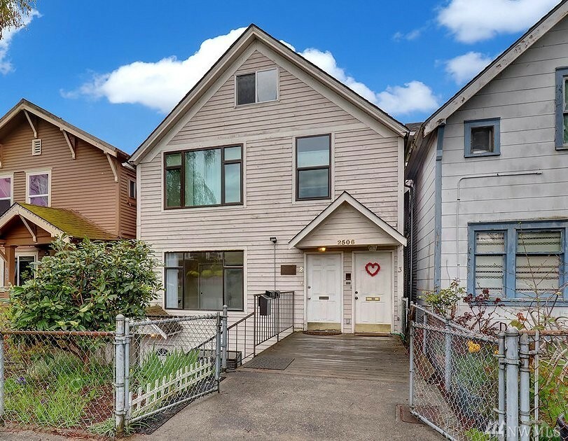 Property Photo:  2506 Grand Ave B  WA 98021 