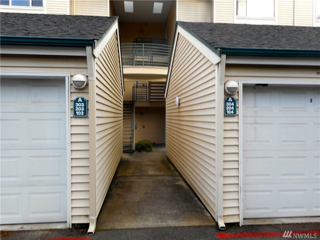 Property Photo:  440 Maple Ave SW A104  WA 98057 