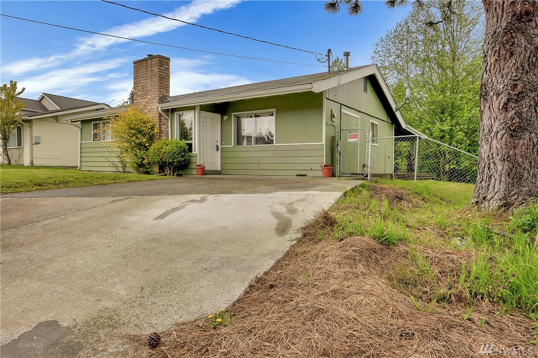 Property Photo:  2410 Woburn St  WA 98229 