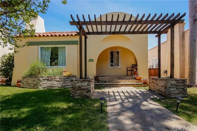 Property Photo:  1012 Acacia Avenue  CA 90501 