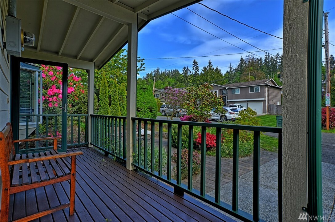 Property Photo:  934 4th St  WA 98275 