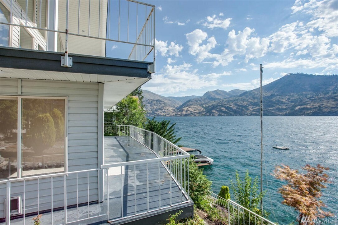Property Photo: 15134 S Lakeshore Rd WA 98816