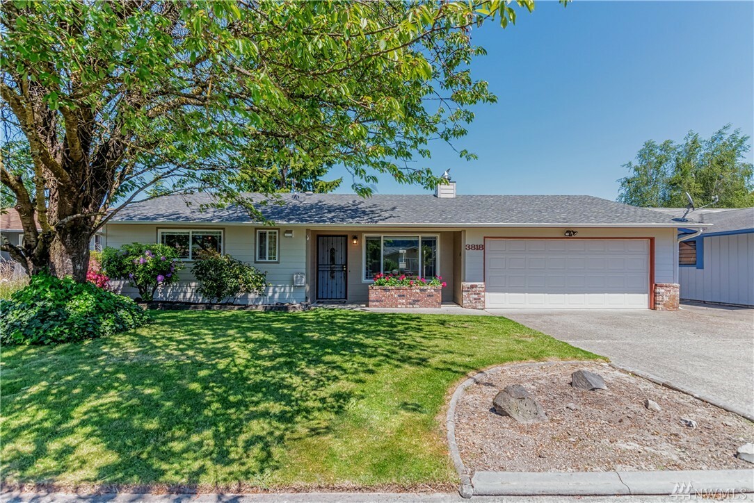 Property Photo:  3818 Cottonwood St  WA 98632 