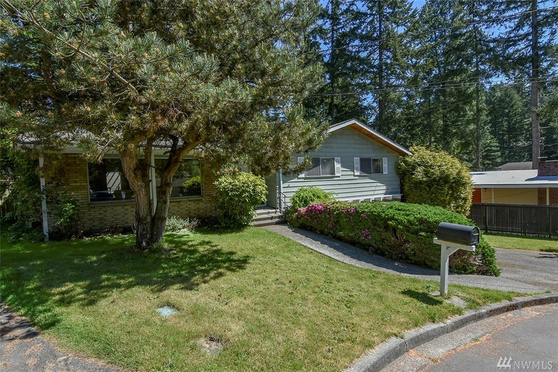 Property Photo:  416 N 180th St  WA 98133 