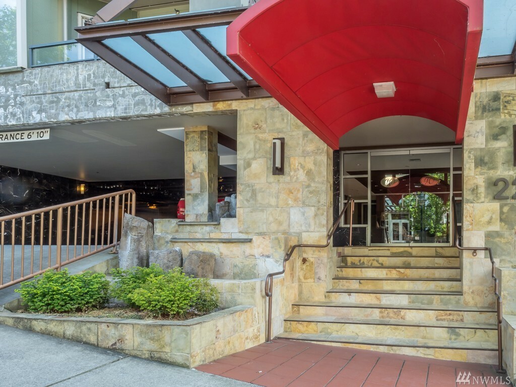 Property Photo: 220 1st St 105 WA 98033