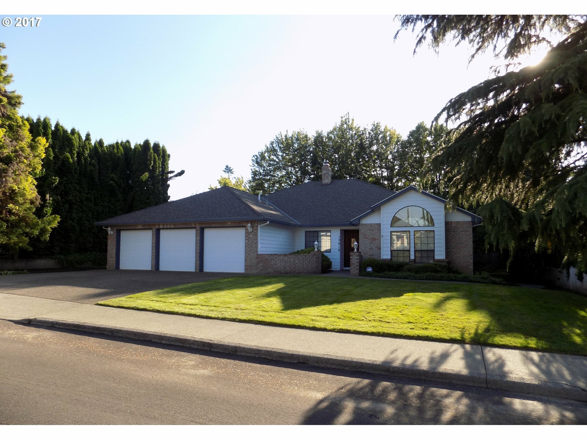 Property Photo:  13618 NW 14th Pl  WA 98685 