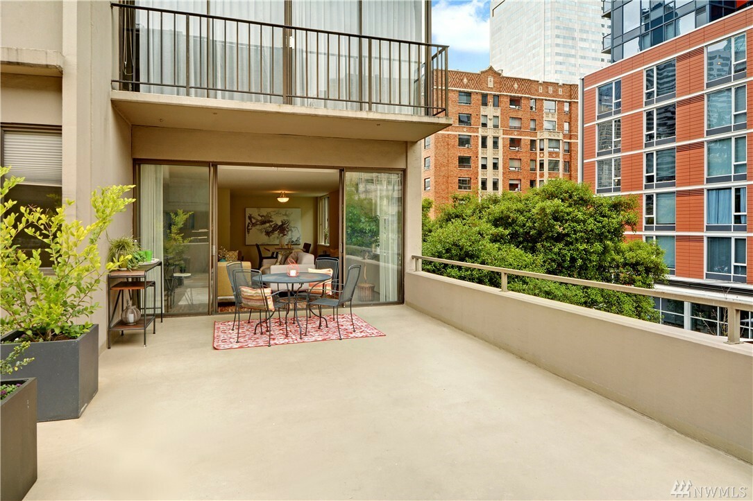 Property Photo: 1120 8th Ave 403 WA 98101