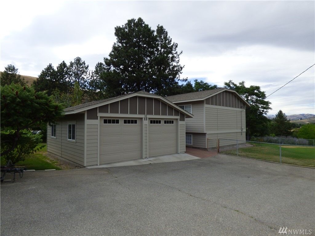 Property Photo:  302 1st St  WA 98849 