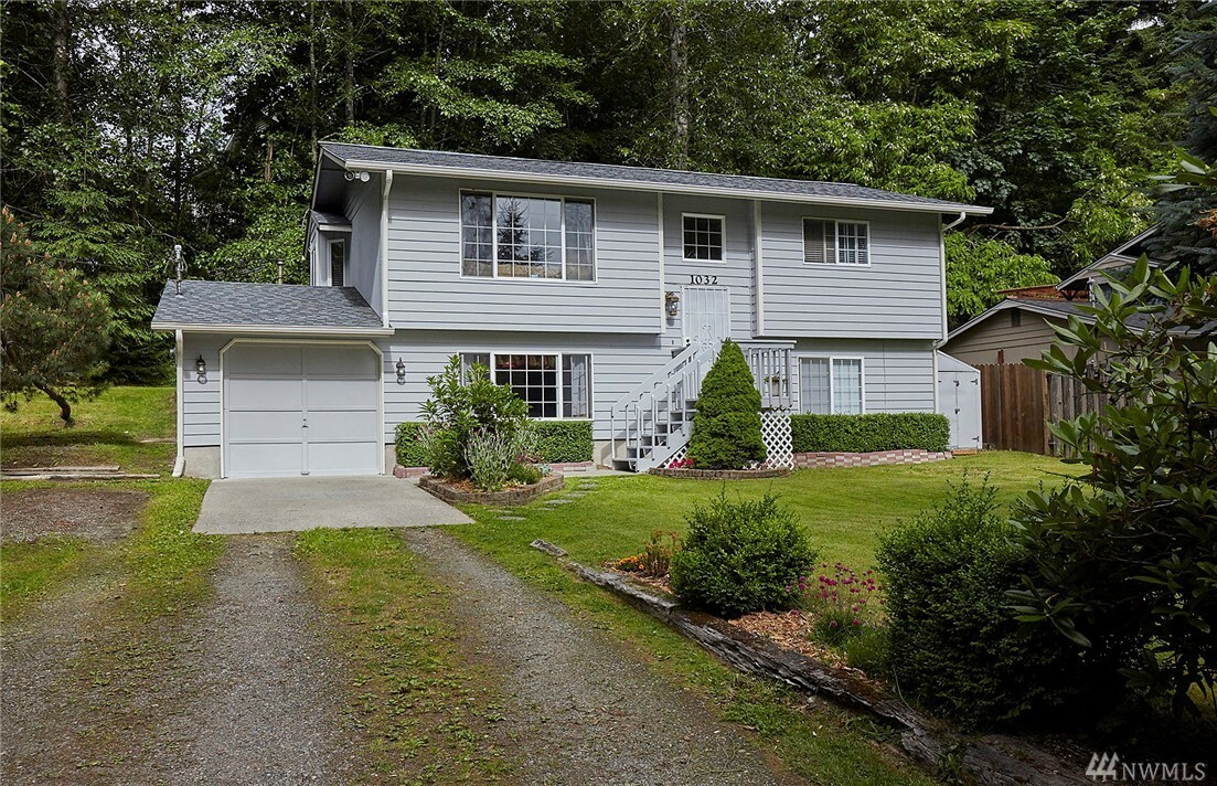 Property Photo:  1032 Alaska Ave E  WA 98366 