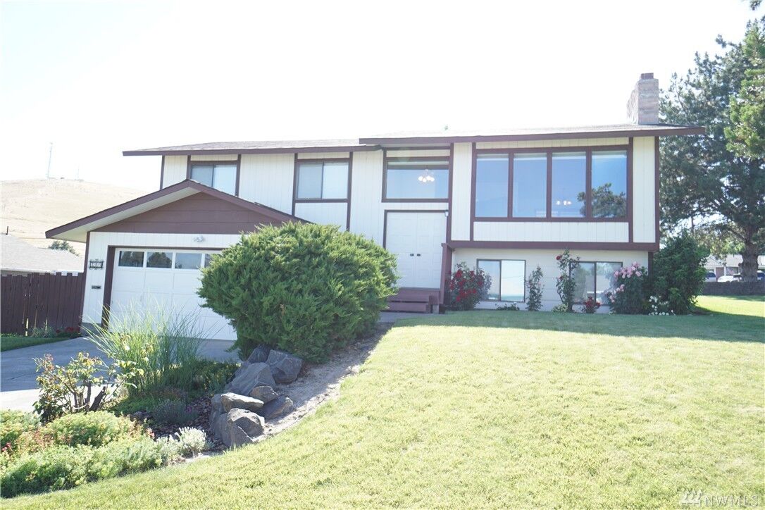 Property Photo:  245 Columbia Rd  WA 98823 