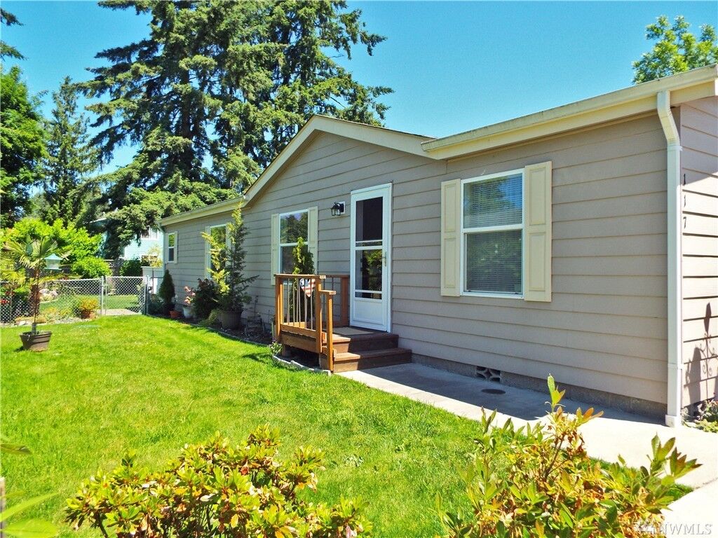 Property Photo: 117 2nd Ave SE WA 98047
