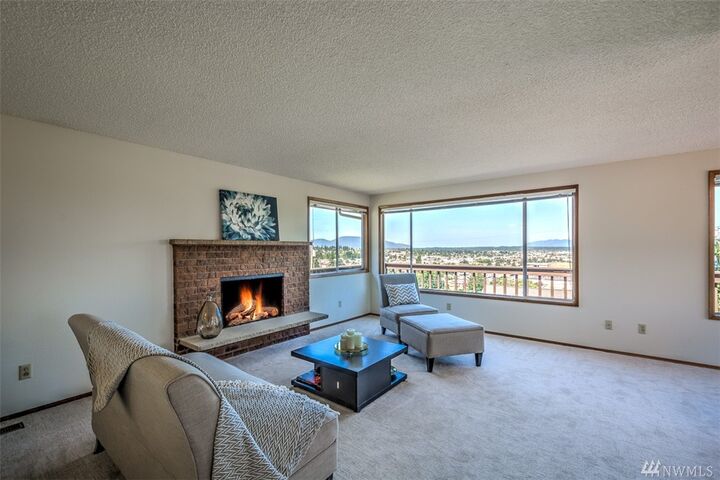 Property Photo:  601 38th St  WA 98221 