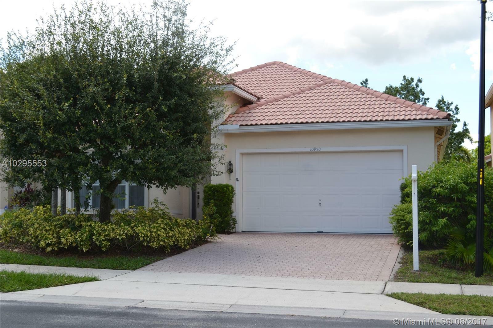 Property Photo:  10950 N Danbury Way  FL 33498 