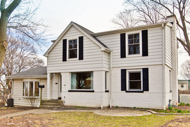 Property Photo: 400 Buckingham Place IL 60048
