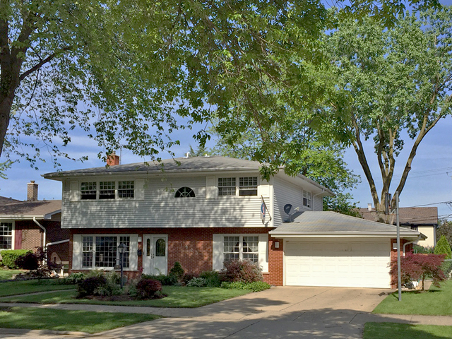 Property Photo: 1923 Burke Drive IL 60004