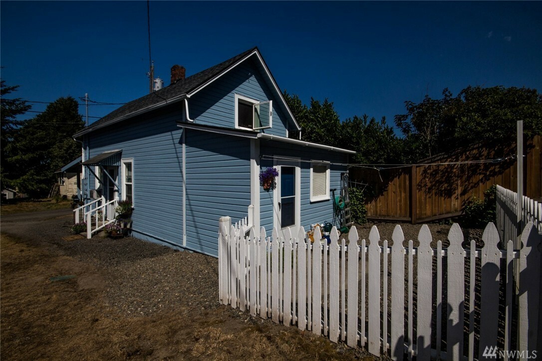 Property Photo:  213 215 W 12th St 215  WA 98362 