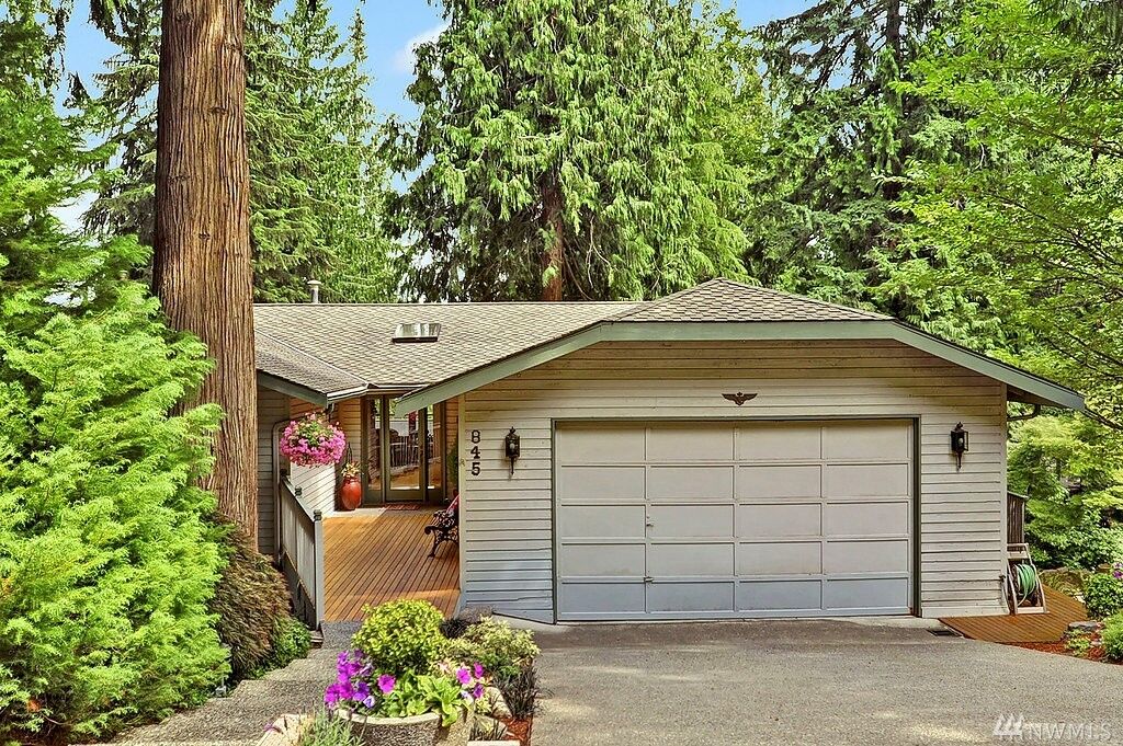 Property Photo:  845 Idylwood Dr SW  WA 98027 