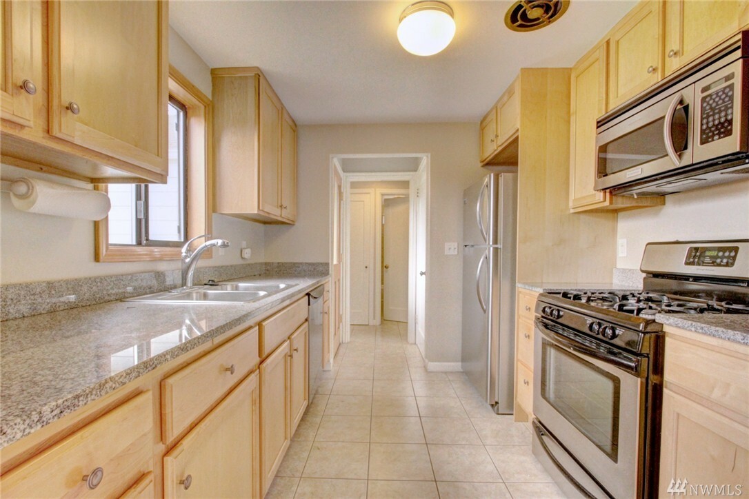 Property Photo:  4833 NE 45th St  WA 98105 