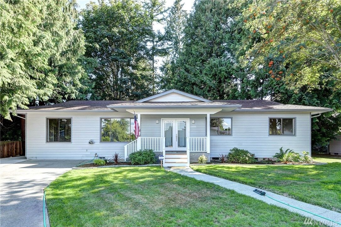 Property Photo:  2200 Woodridge Ave  WA 98273 