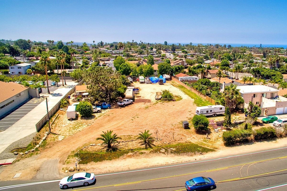 Property Photo:  735 Santa Fe Dr 1  CA 92024 