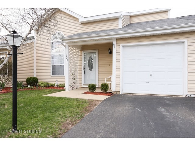 Property Photo: 228 Newbury Drive IL 60042