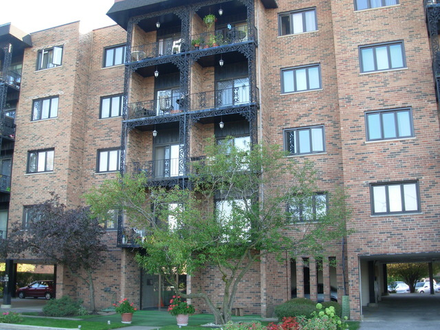 Property Photo: 9355 Landings Lane 405 IL 60016