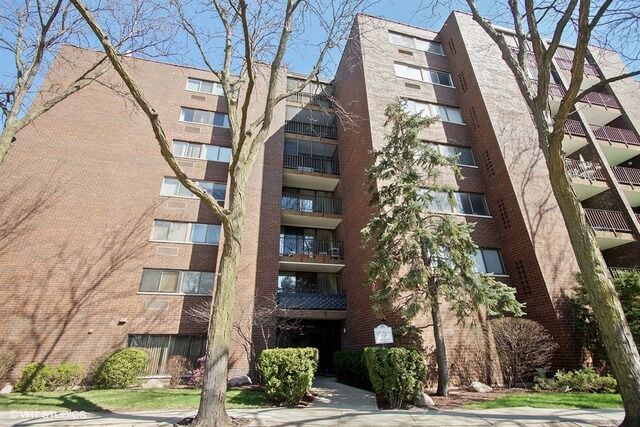 Property Photo: 11 W Green Street 601 IL 60106