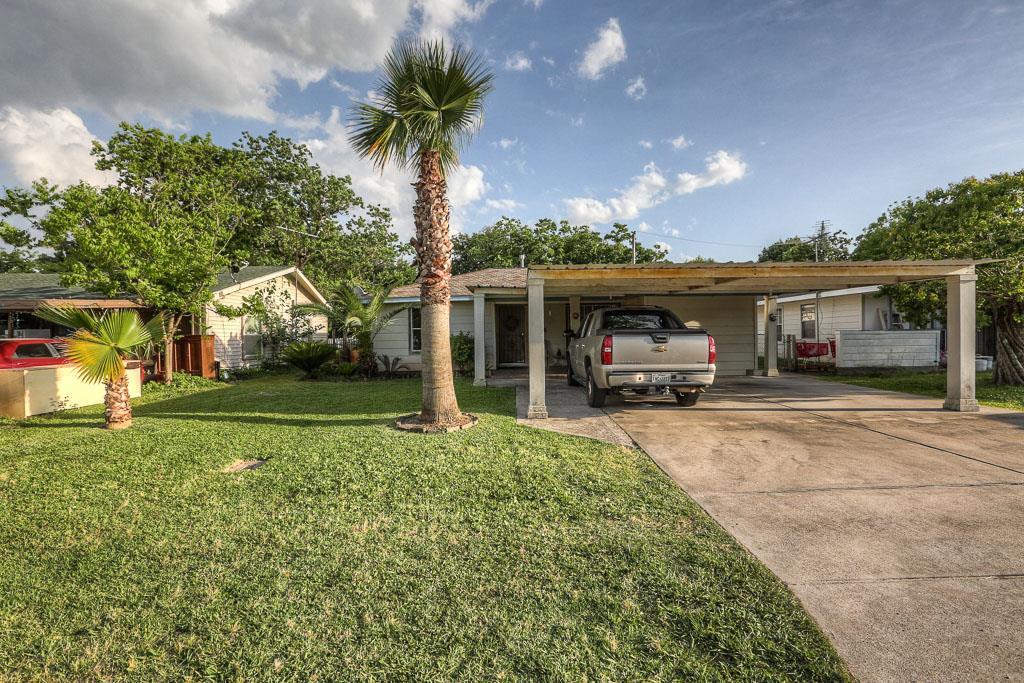 Property Photo: 210 Weldon Street TX 77587