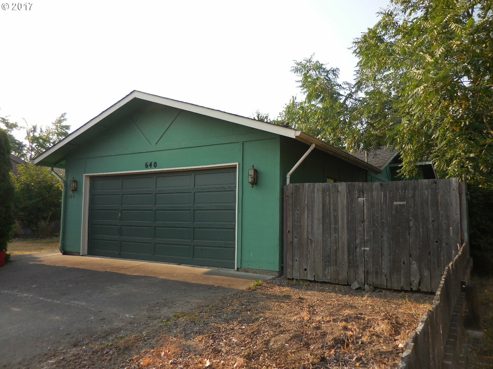 Property Photo: 640 W 19th Ave OR 97402