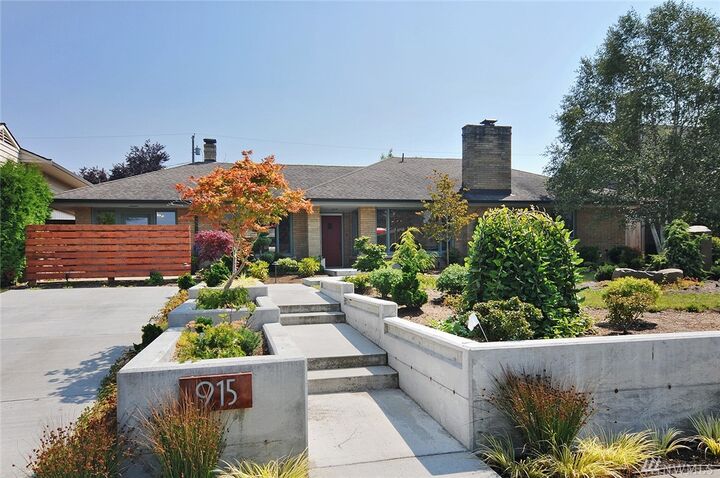 Property Photo: 915 Rucker Ave WA 98201