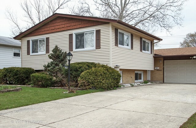 Property Photo:  1116 Alder Lane  IL 60056 