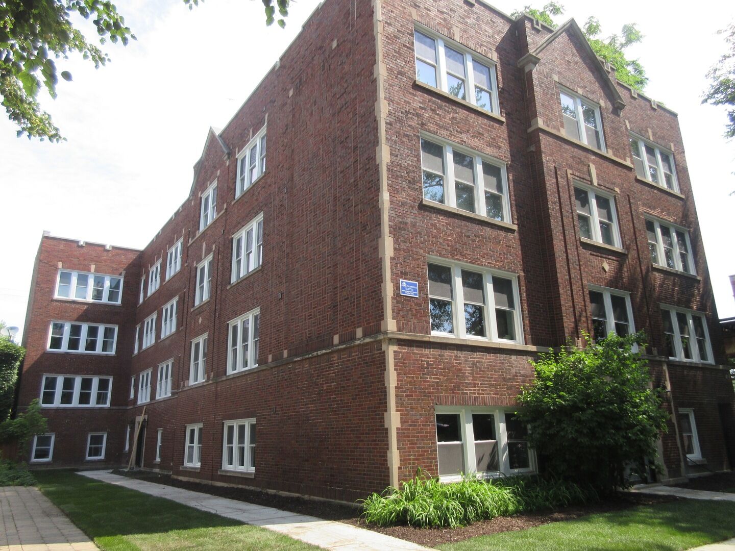 Property Photo:  1820 W Byron Street G  IL 60618 