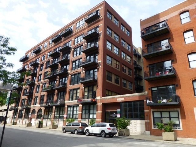 Property Photo: 226 N Clinton Street 407 IL 60661