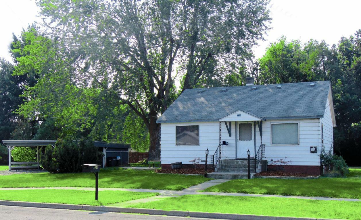 Property Photo: 208 E 2nd St WA 98937