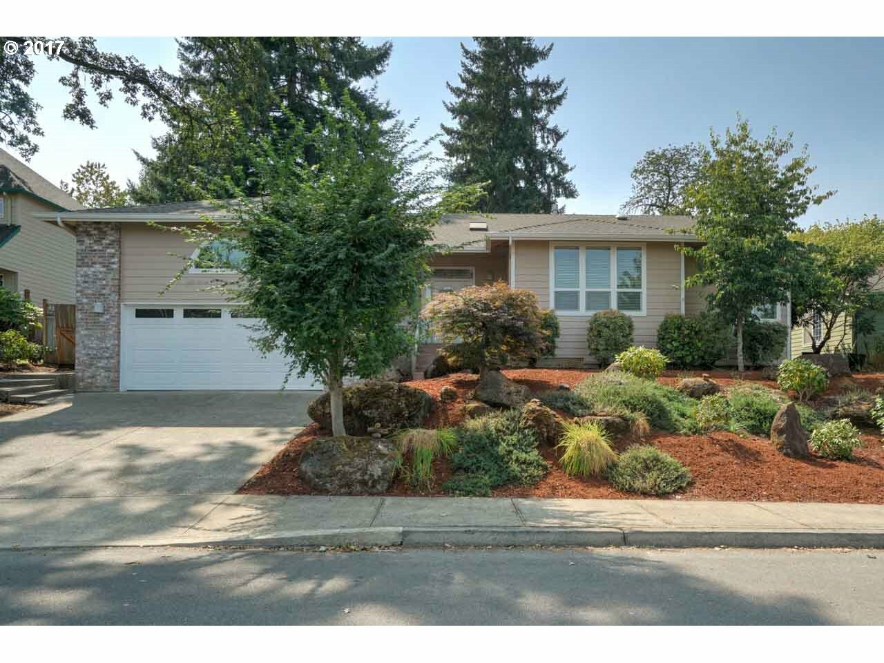 Property Photo: 205 Sweden Cir OR 97381