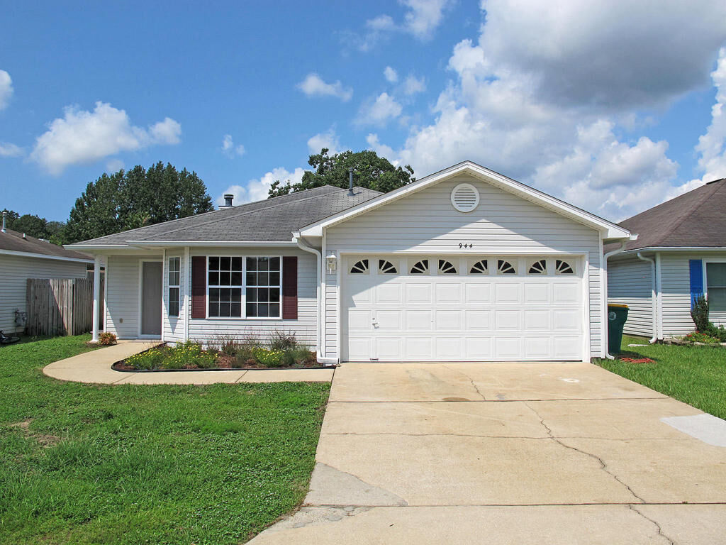 Property Photo: 944 John Wayne Circle FL 32547